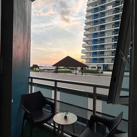 Kurlix Suites Of Azure North San Fernando  Exteriör bild